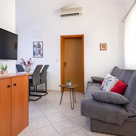 Villa Livia With Three Nice Apartments, Swimming Pool, Childrens Playground, Barbecue And Free Parking Ližnjan 외부 사진