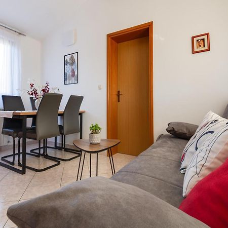 Villa Livia With Three Nice Apartments, Swimming Pool, Childrens Playground, Barbecue And Free Parking Ližnjan 외부 사진