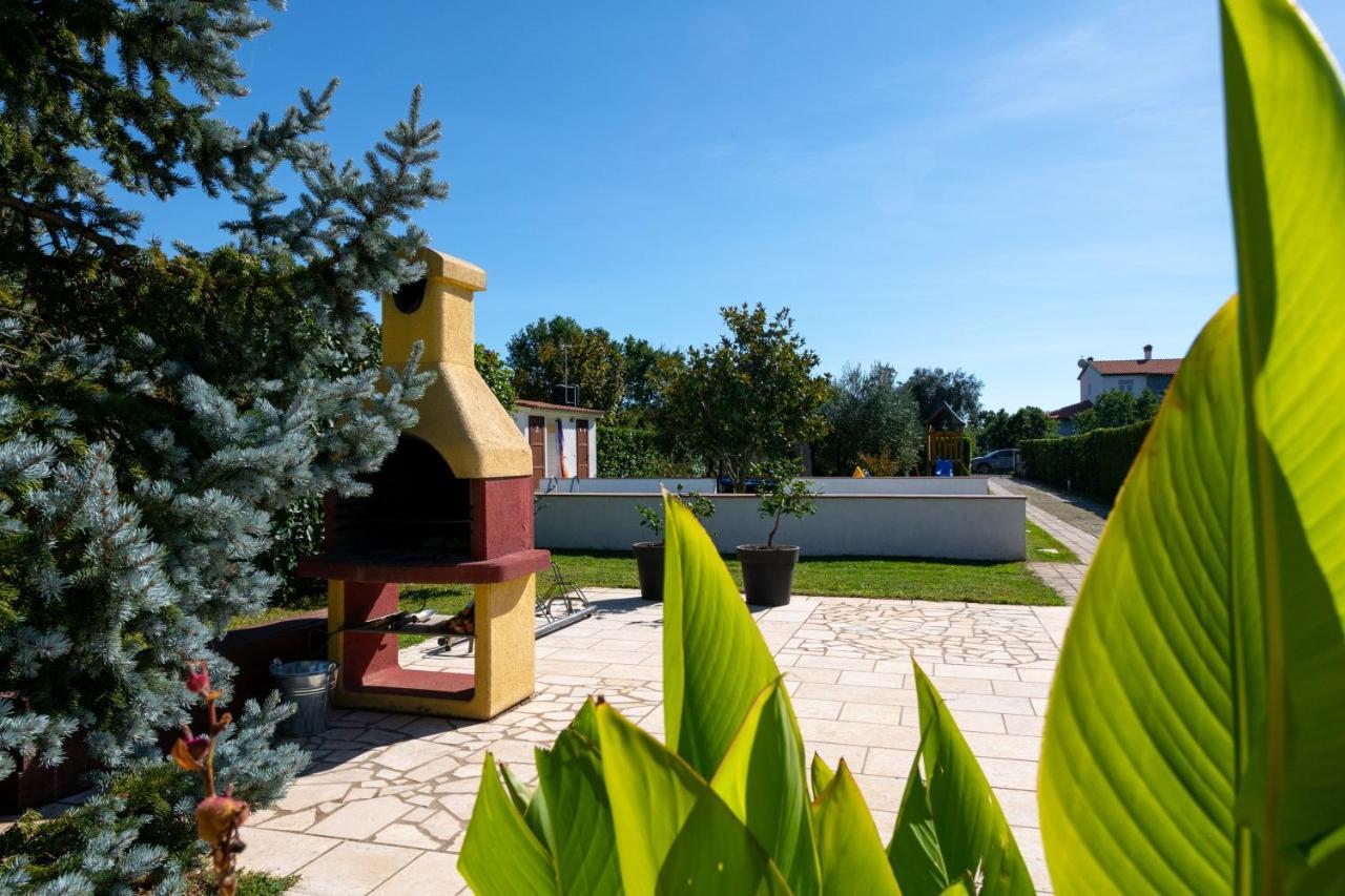 Villa Livia With Three Nice Apartments, Swimming Pool, Childrens Playground, Barbecue And Free Parking Ližnjan 외부 사진
