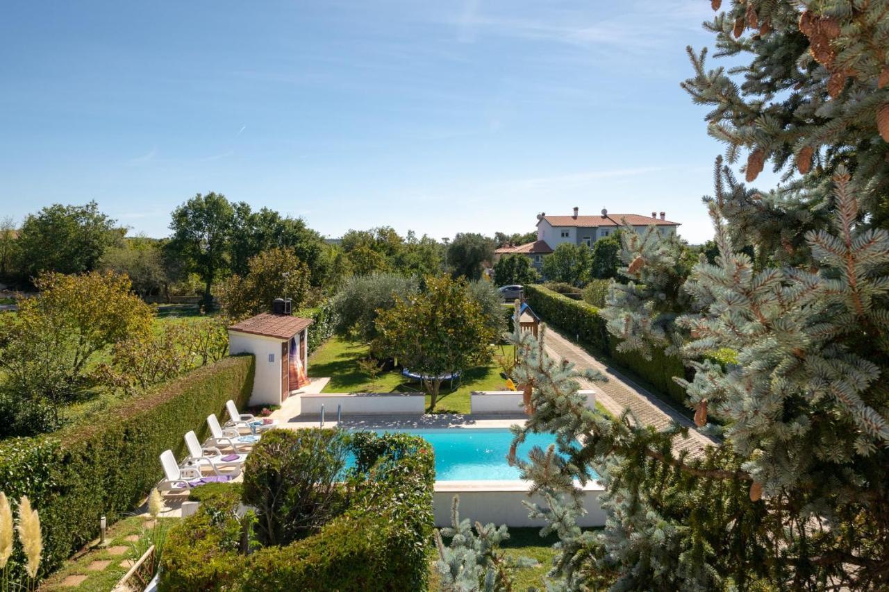 Villa Livia With Three Nice Apartments, Swimming Pool, Childrens Playground, Barbecue And Free Parking Ližnjan 외부 사진