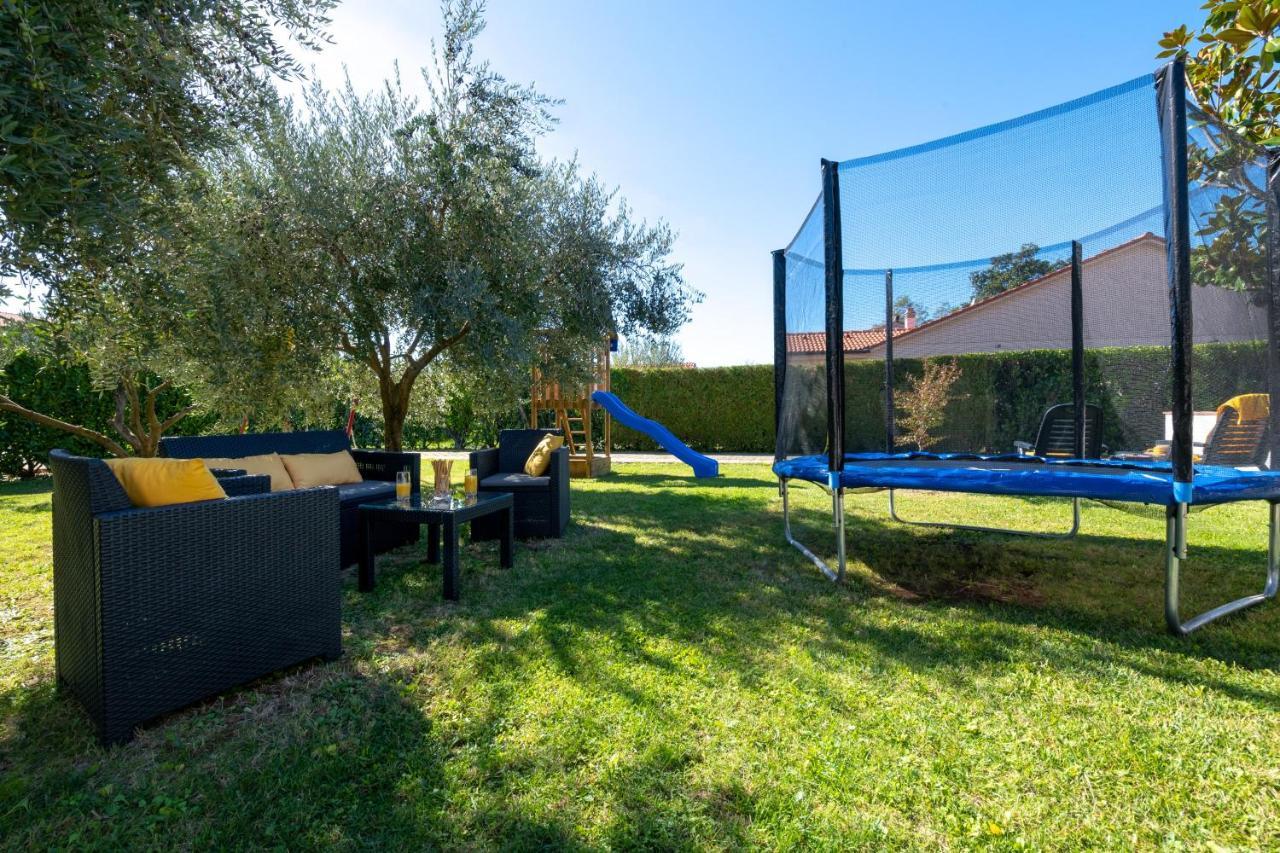 Villa Livia With Three Nice Apartments, Swimming Pool, Childrens Playground, Barbecue And Free Parking Ližnjan 외부 사진