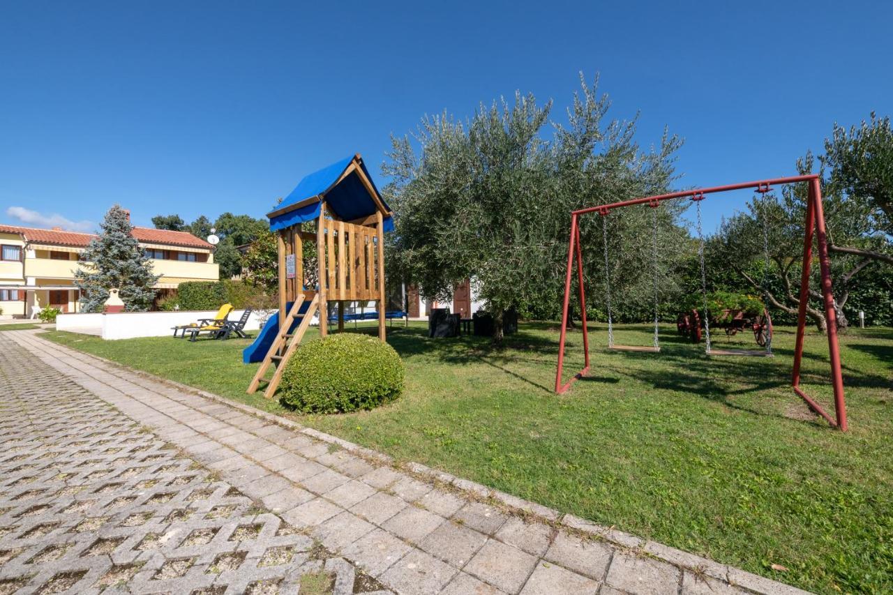 Villa Livia With Three Nice Apartments, Swimming Pool, Childrens Playground, Barbecue And Free Parking Ližnjan 외부 사진