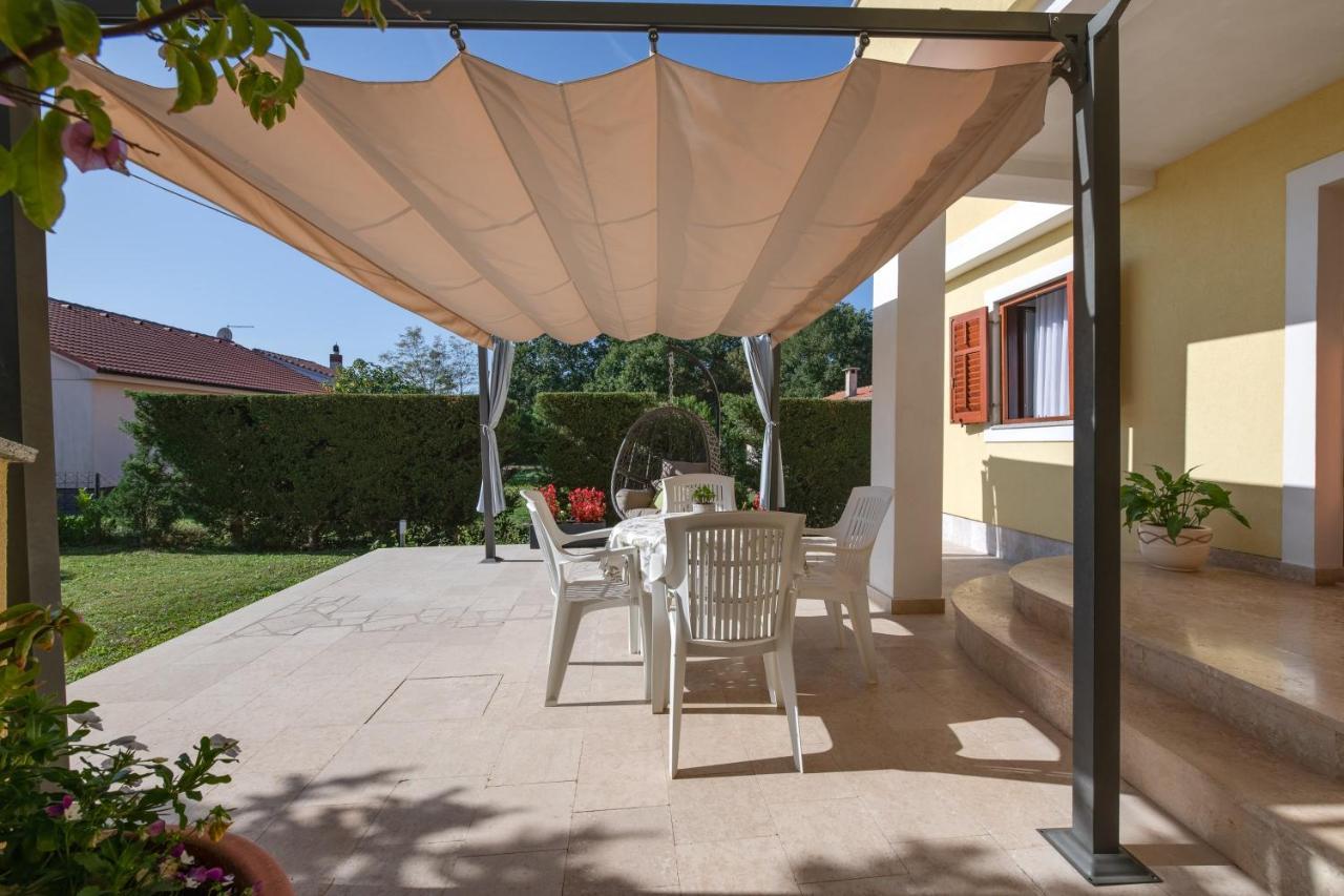 Villa Livia With Three Nice Apartments, Swimming Pool, Childrens Playground, Barbecue And Free Parking Ližnjan 외부 사진