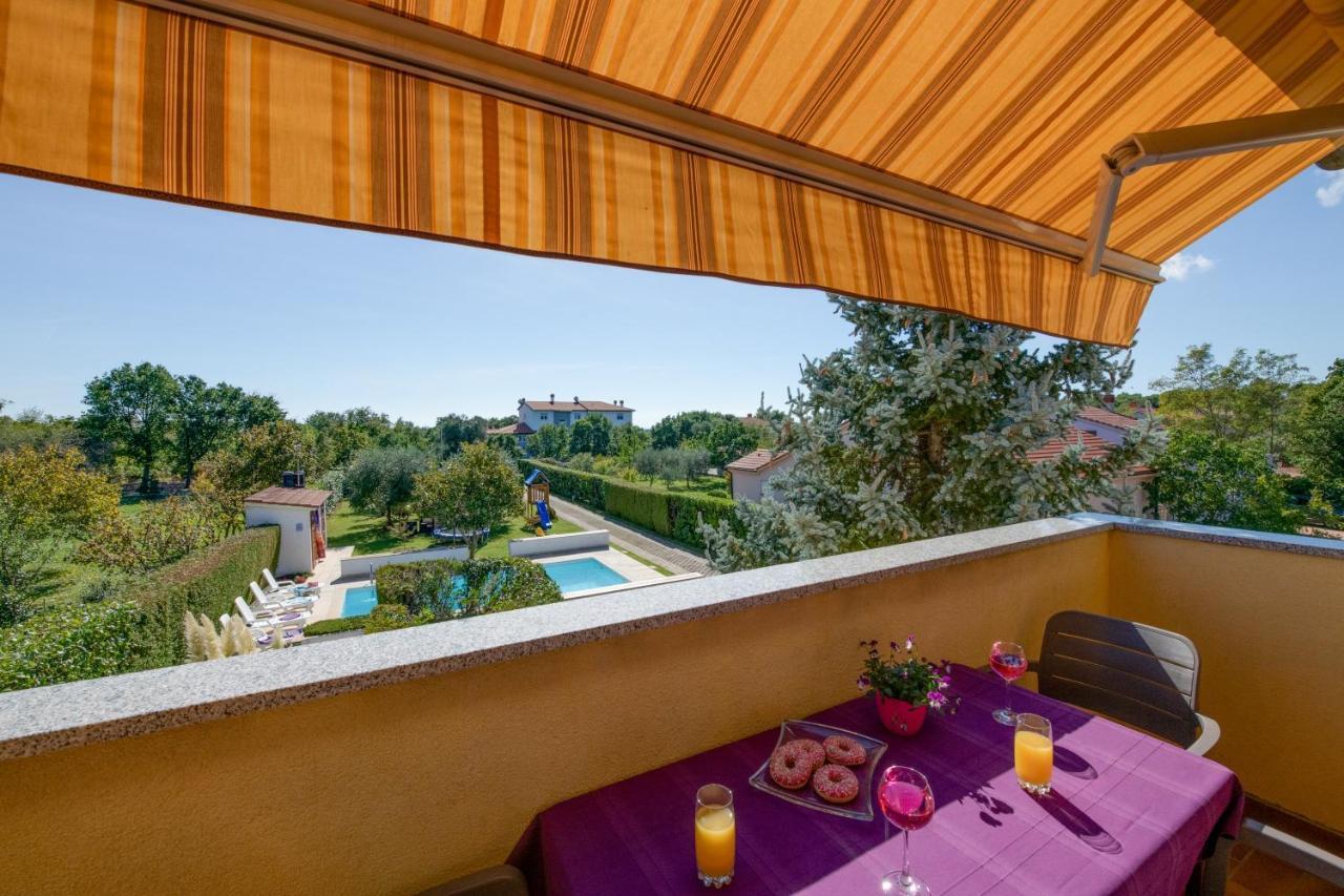 Villa Livia With Three Nice Apartments, Swimming Pool, Childrens Playground, Barbecue And Free Parking Ližnjan 외부 사진