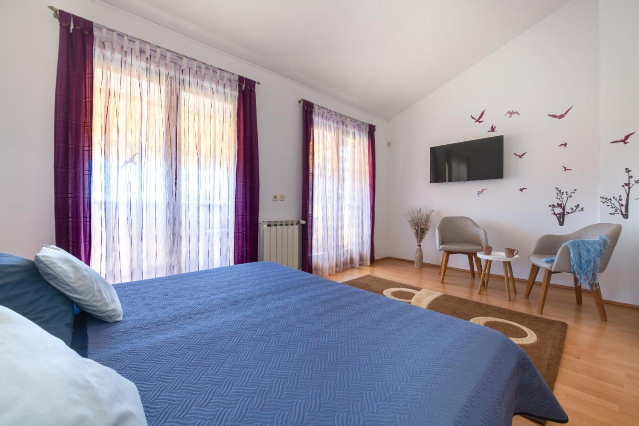 Villa Livia With Three Nice Apartments, Swimming Pool, Childrens Playground, Barbecue And Free Parking Ližnjan 외부 사진