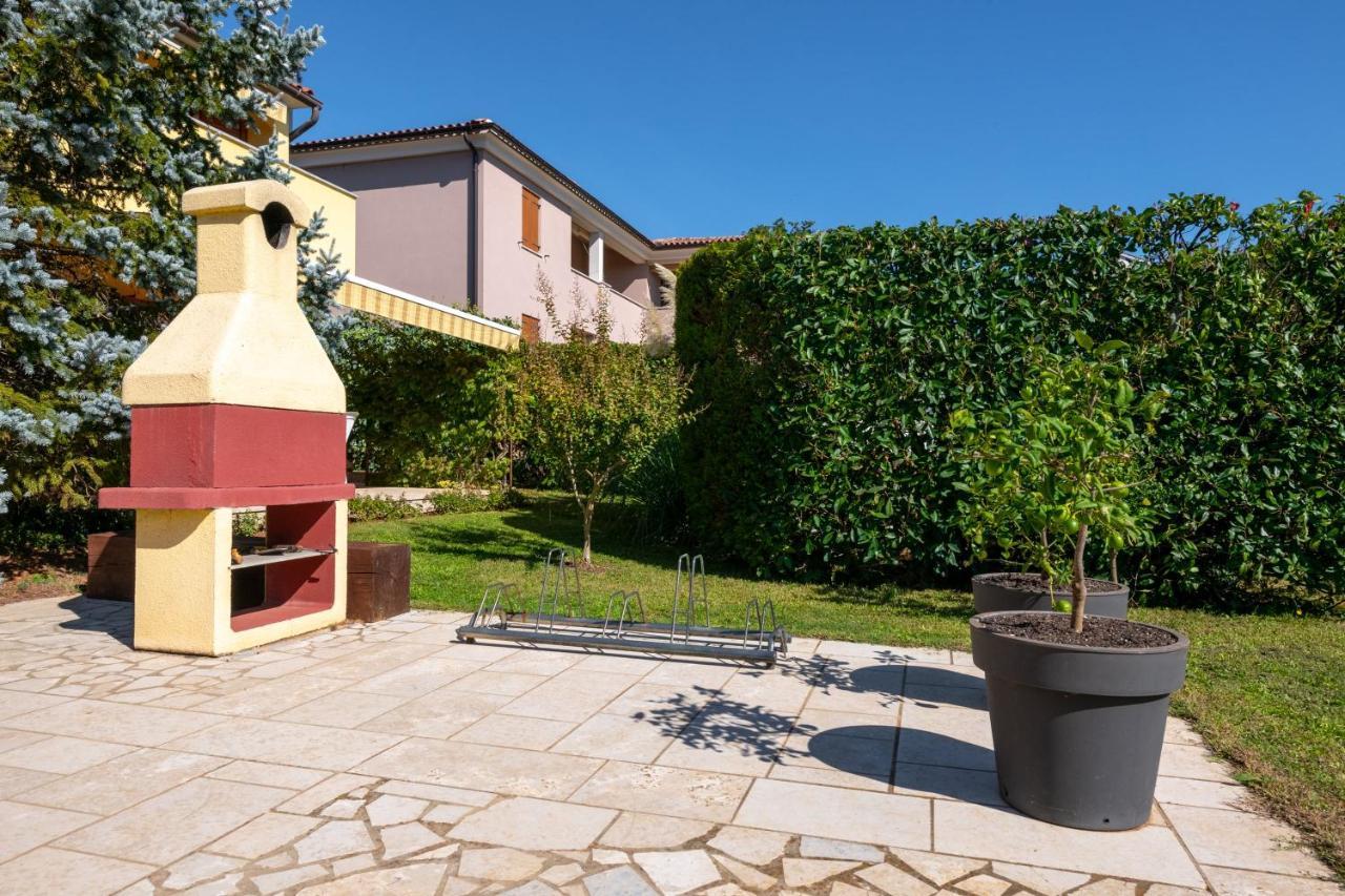 Villa Livia With Three Nice Apartments, Swimming Pool, Childrens Playground, Barbecue And Free Parking Ližnjan 외부 사진