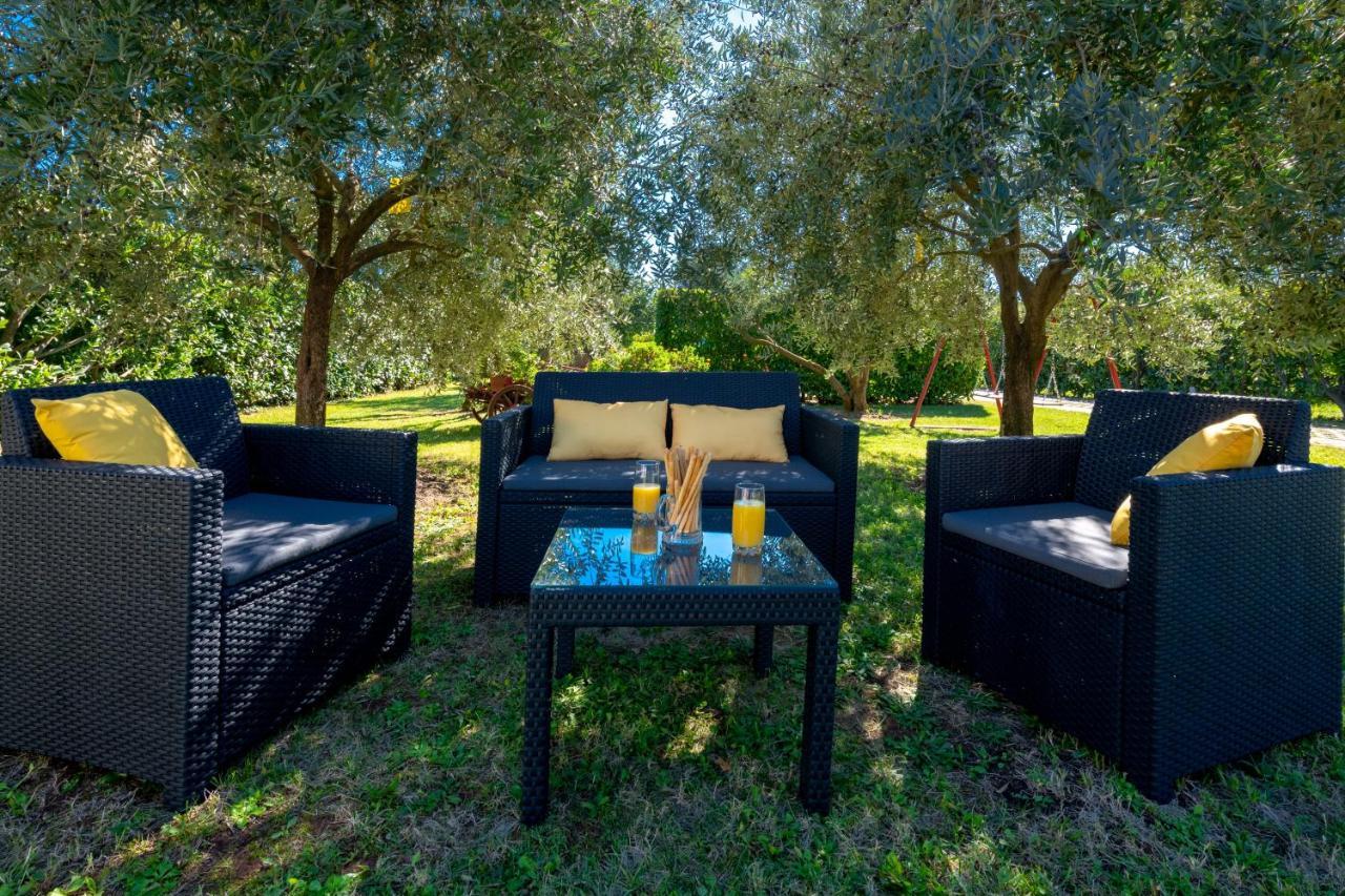 Villa Livia With Three Nice Apartments, Swimming Pool, Childrens Playground, Barbecue And Free Parking Ližnjan 외부 사진