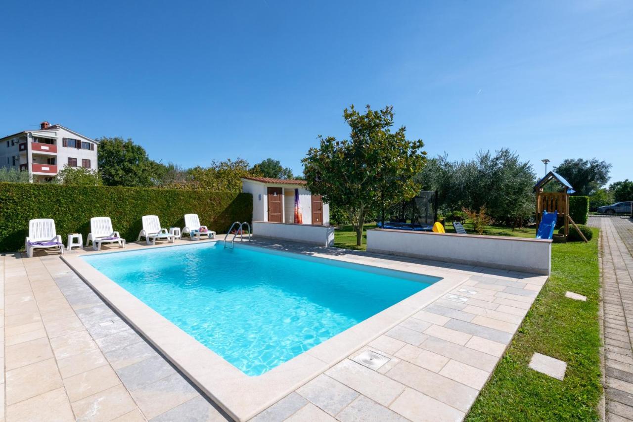 Villa Livia With Three Nice Apartments, Swimming Pool, Childrens Playground, Barbecue And Free Parking Ližnjan 외부 사진