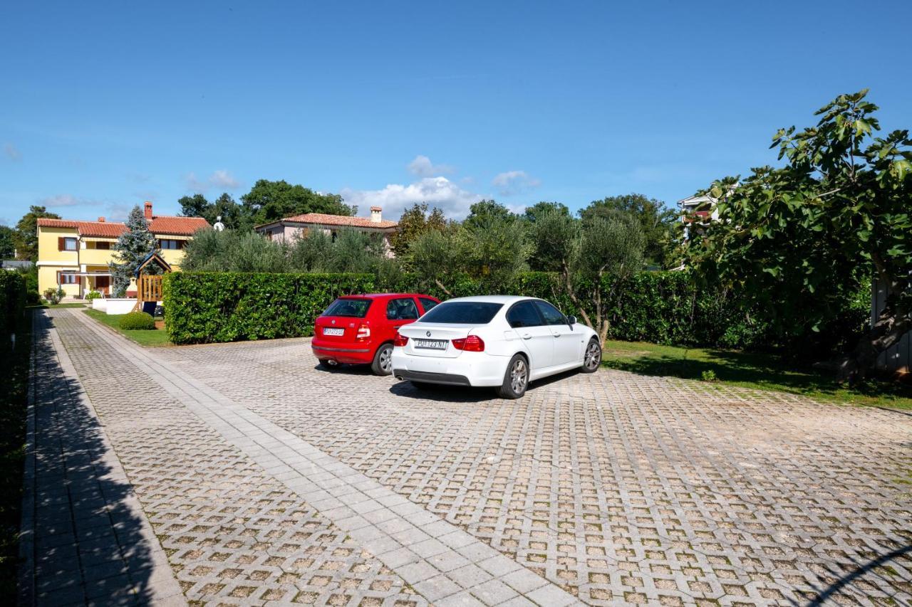 Villa Livia With Three Nice Apartments, Swimming Pool, Childrens Playground, Barbecue And Free Parking Ližnjan 외부 사진