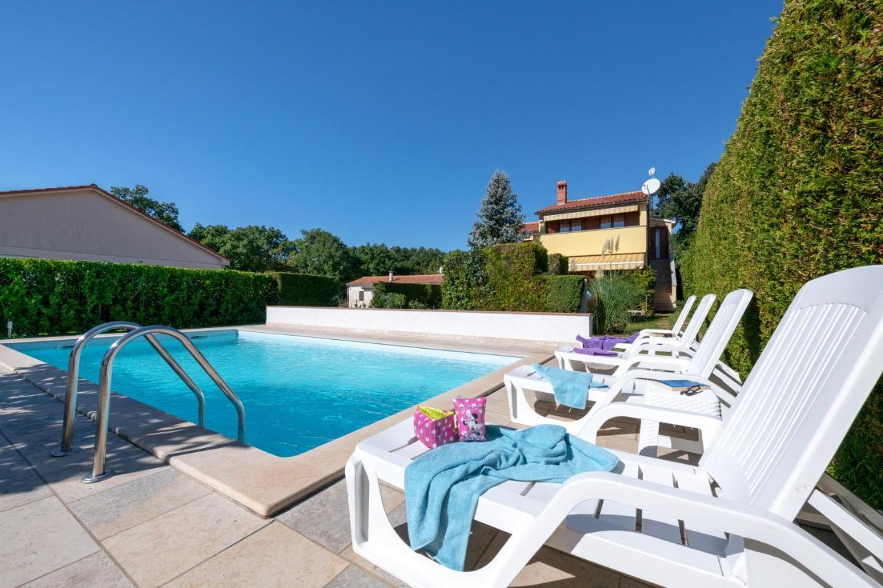Villa Livia With Three Nice Apartments, Swimming Pool, Childrens Playground, Barbecue And Free Parking Ližnjan 외부 사진