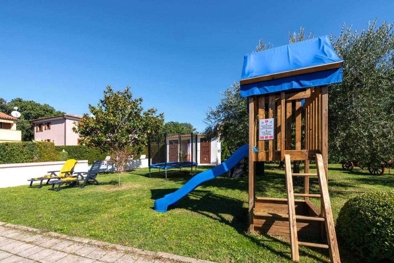 Villa Livia With Three Nice Apartments, Swimming Pool, Childrens Playground, Barbecue And Free Parking Ližnjan 외부 사진
