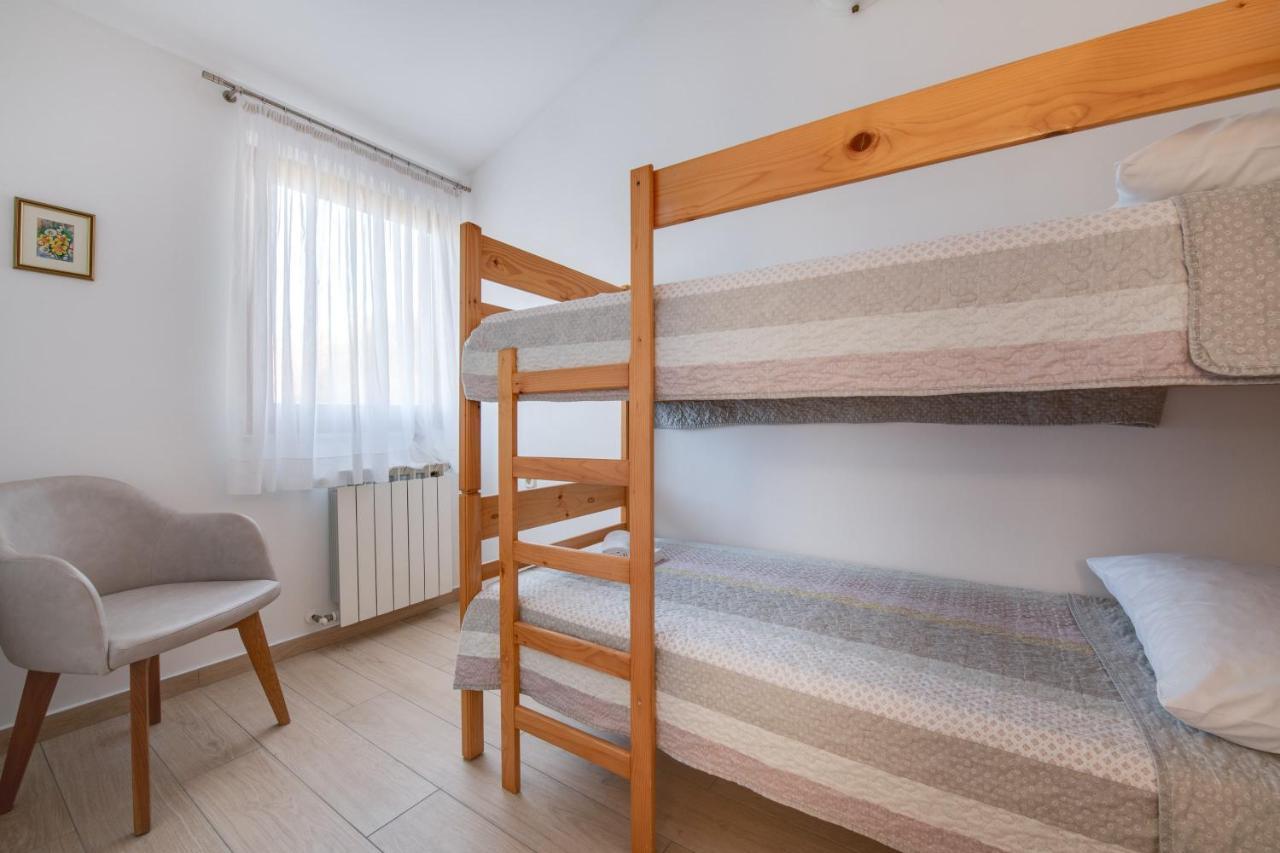 Villa Livia With Three Nice Apartments, Swimming Pool, Childrens Playground, Barbecue And Free Parking Ližnjan 외부 사진