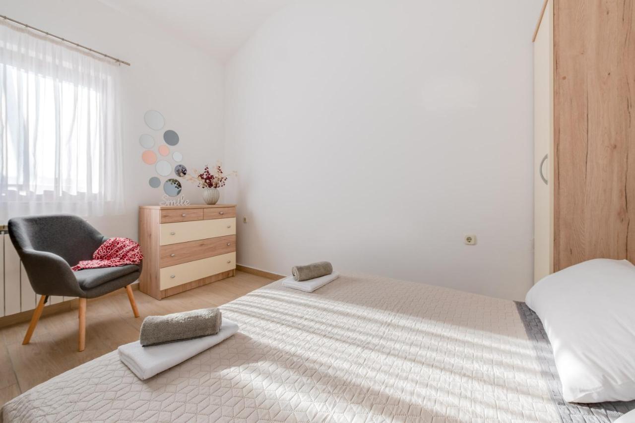Villa Livia With Three Nice Apartments, Swimming Pool, Childrens Playground, Barbecue And Free Parking Ližnjan 외부 사진