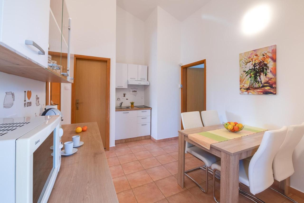 Villa Livia With Three Nice Apartments, Swimming Pool, Childrens Playground, Barbecue And Free Parking Ližnjan 외부 사진